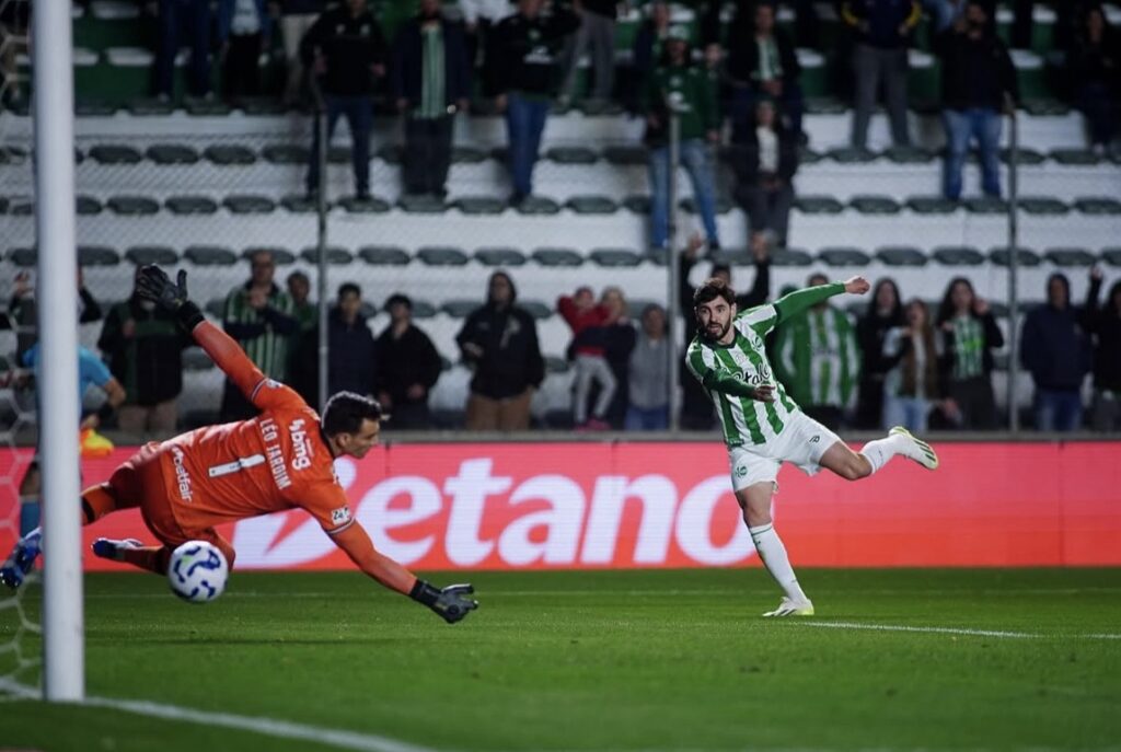 G. Taliari chutando para o segundo gol. Foto: Fernando Alves/ECJ​